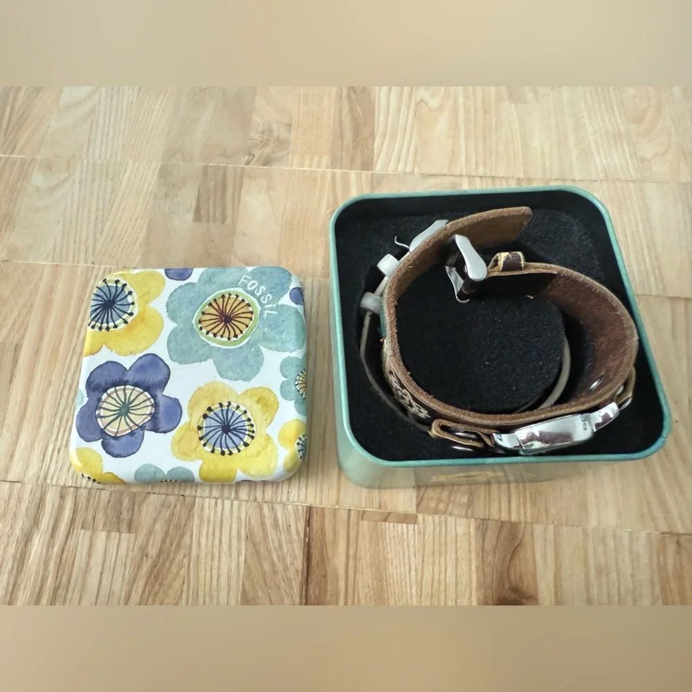 Vintage Fossil ladies wide distressed leather strap NEW BATTERY